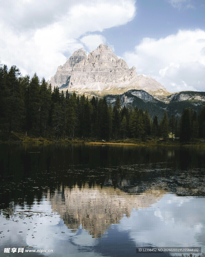 山间湖泊与巍峨山峰倒影