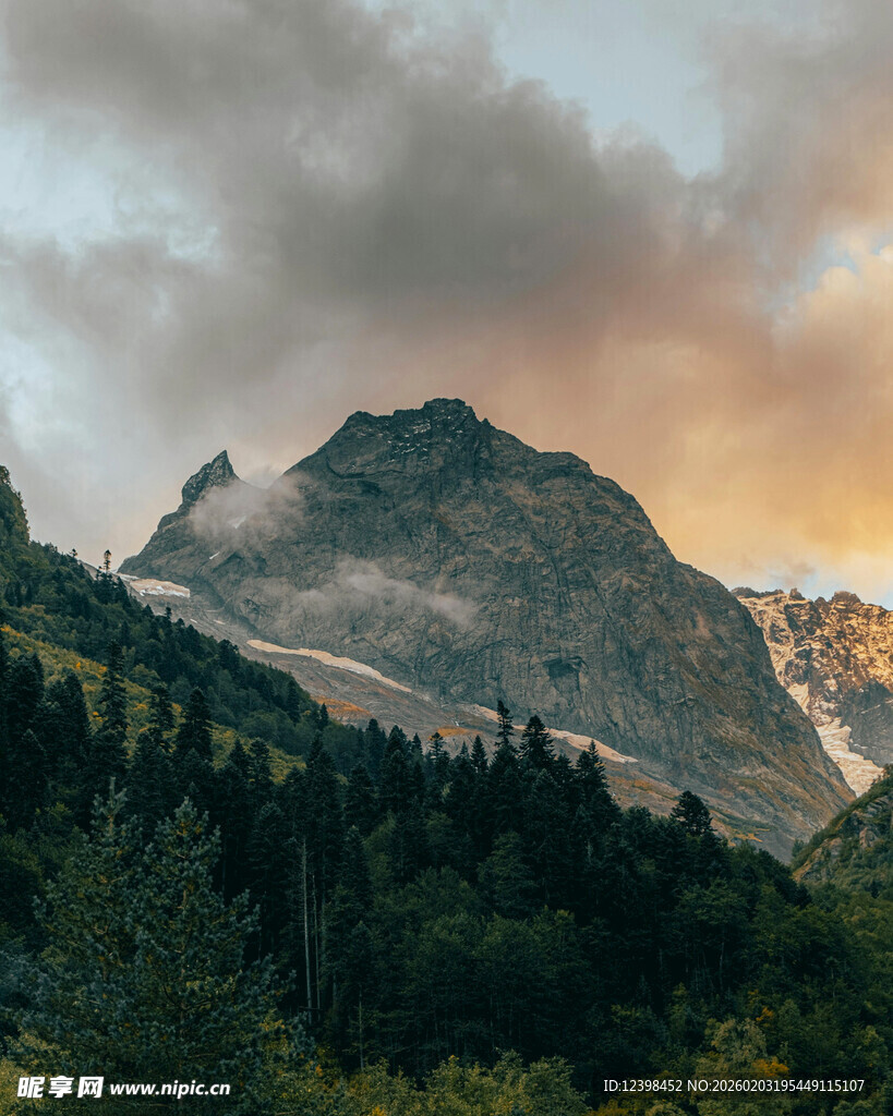 云雾缭绕的壮美山峦