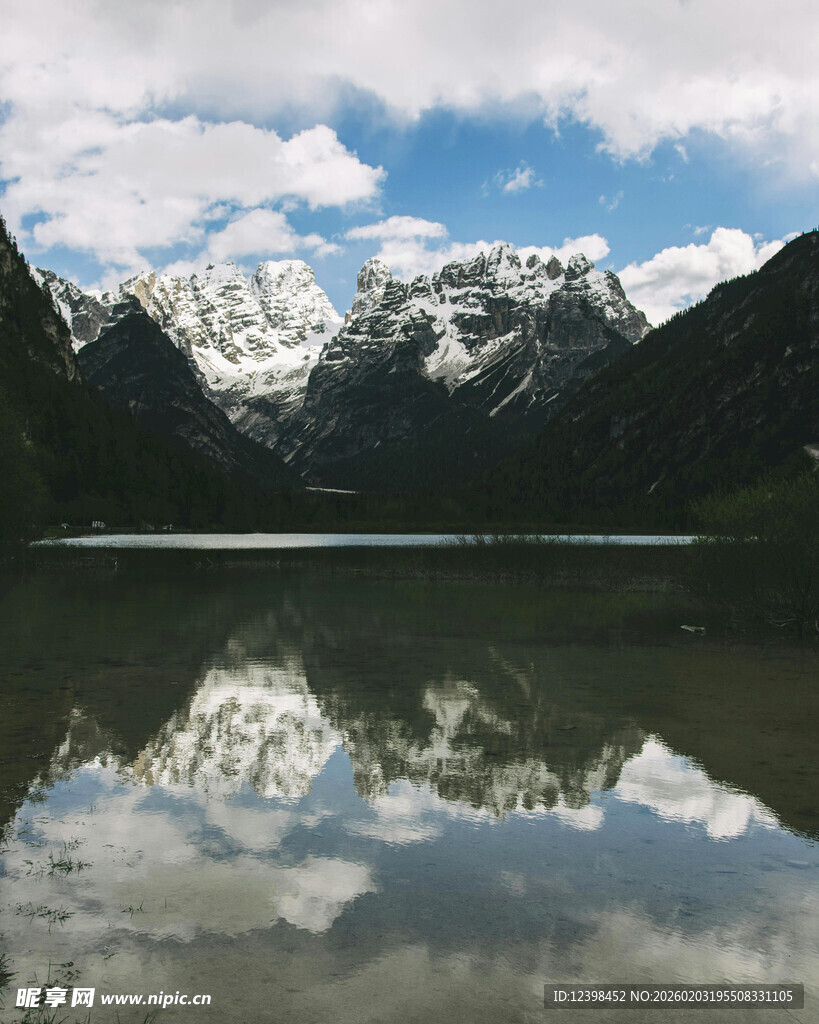 雪山湖泊美景倒影