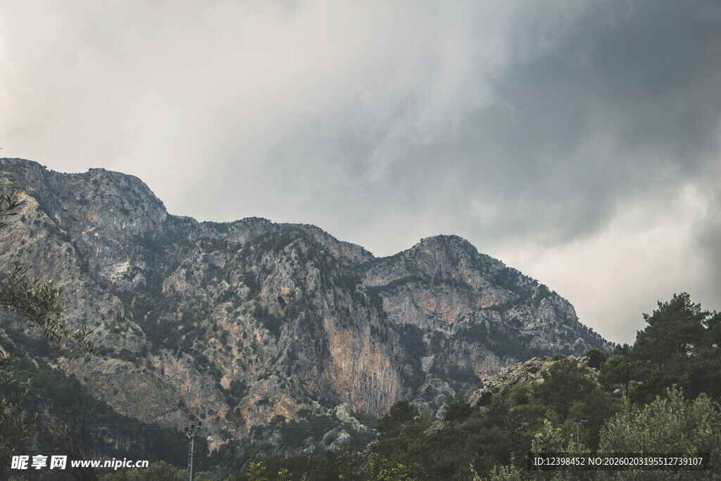 云雾缭绕的壮丽山峦