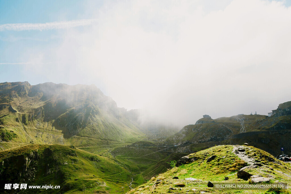 山间云雾缭绕的秀丽景致