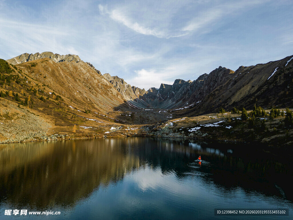 宁静山水间的美丽湖景
