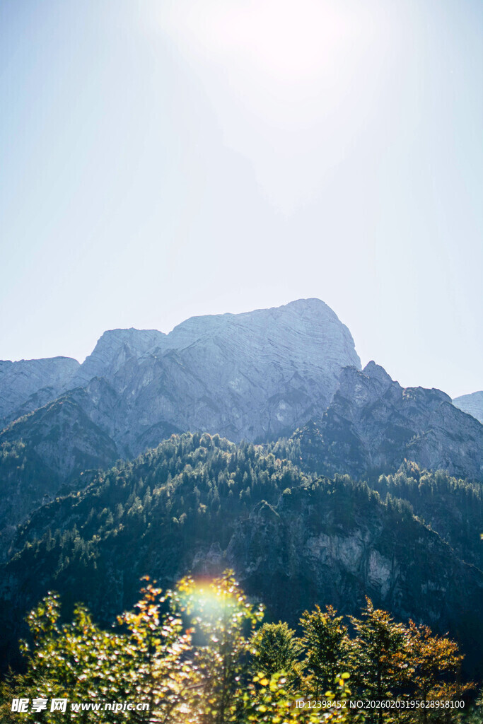 壮丽山景与明媚阳光