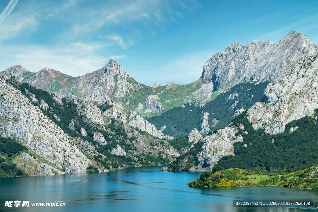 高山湖泊壮丽自然景观