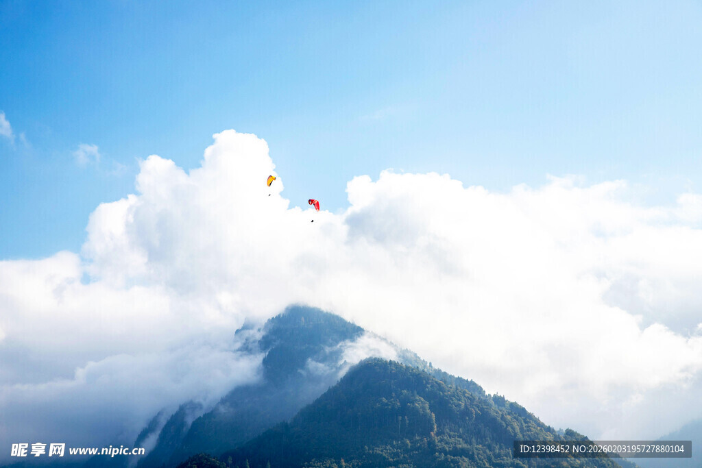 高山云海间的滑翔伞运动