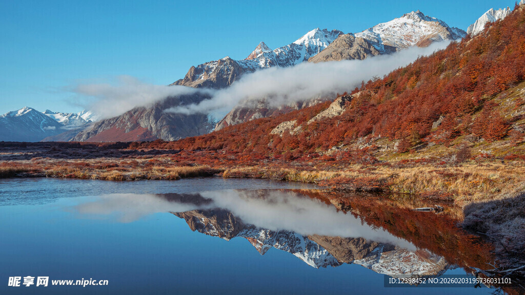 雪山湖泊秋日美景
