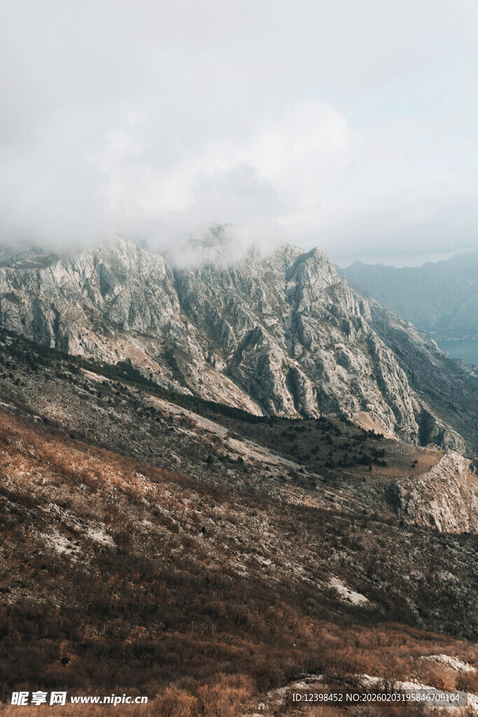 云雾缭绕的壮丽山景