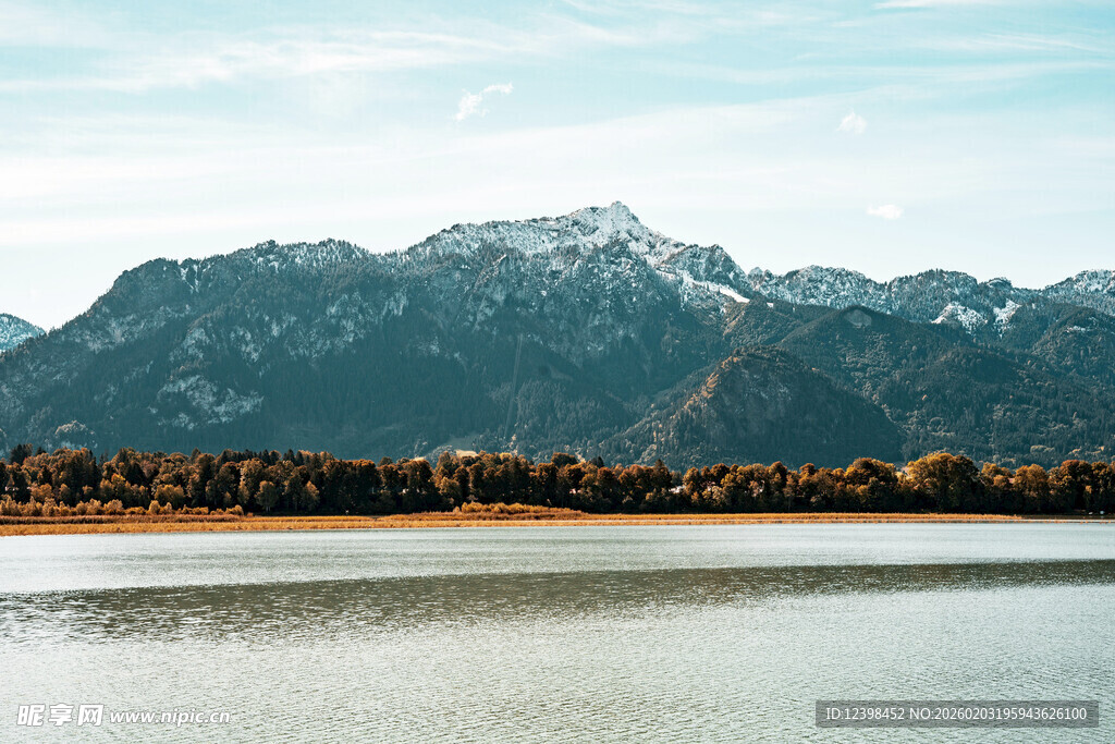 湖畔雪山美景