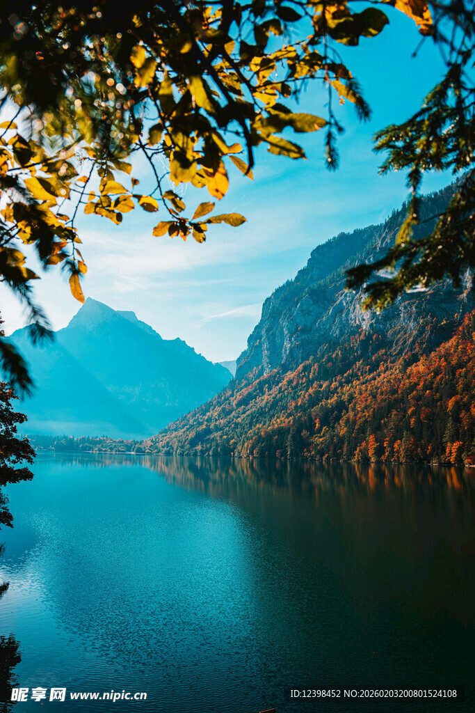 湖畔青山美景