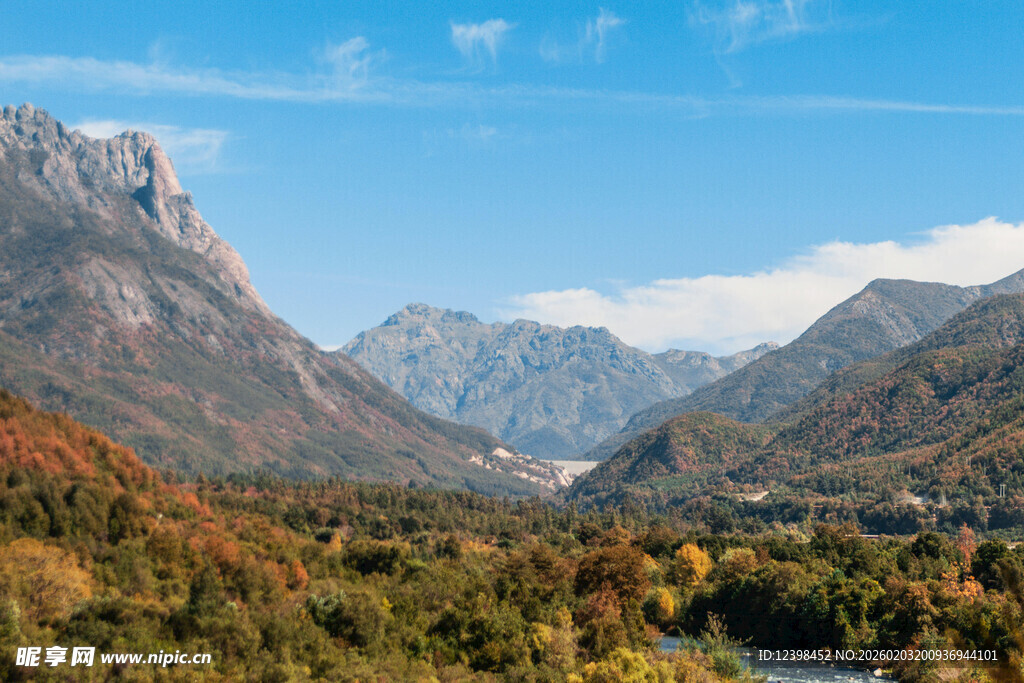 秋日山间美丽风光