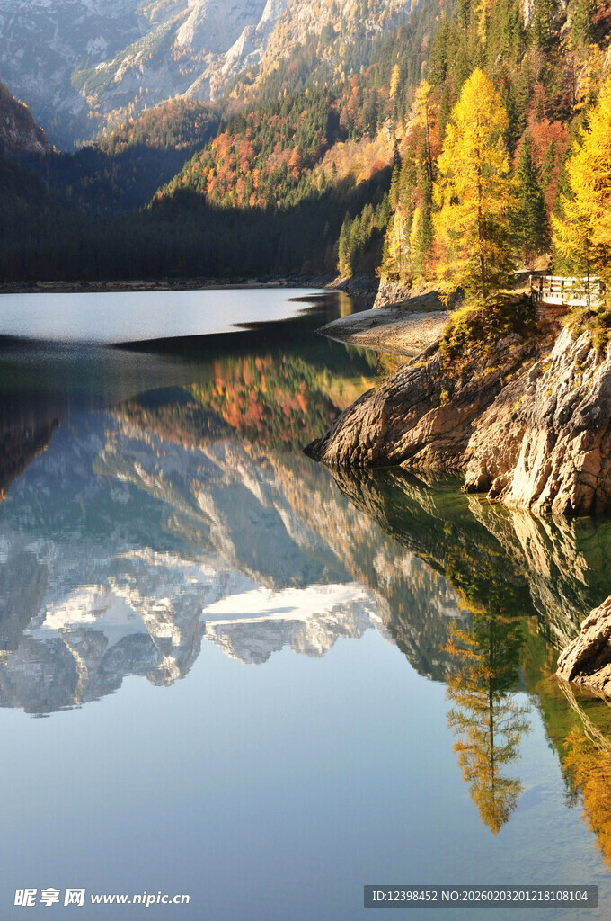 秋日山水倒影绝美风光