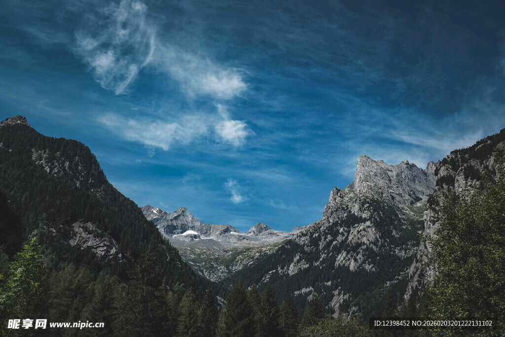 壮丽高山蓝天美景