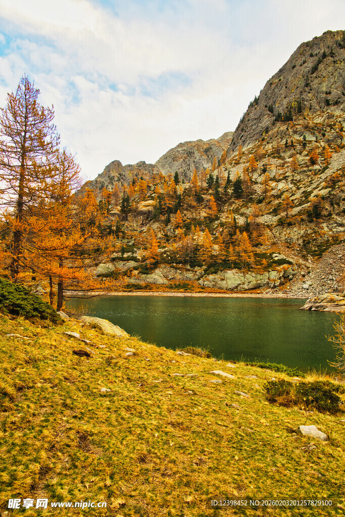 秋日山间湖畔美景