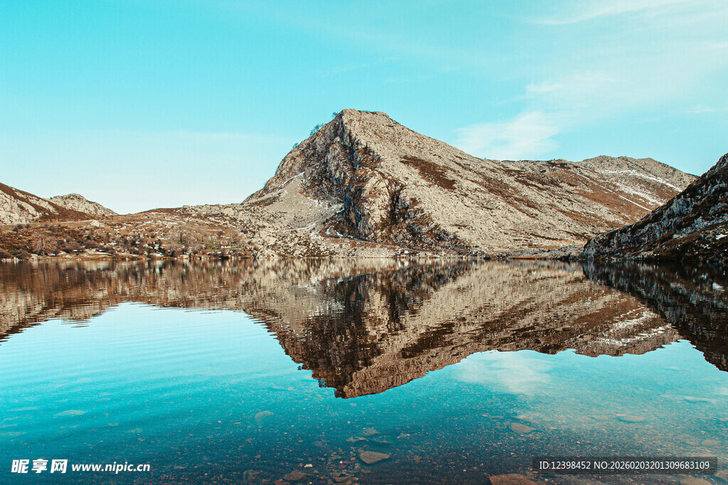 山间静湖与巍峨山峰倒影