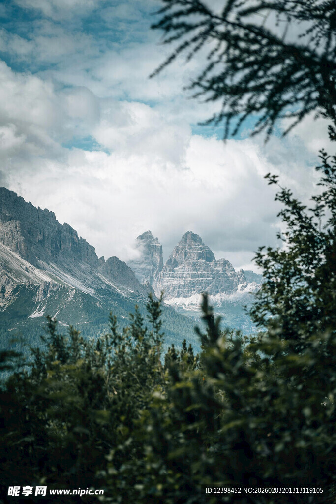 山林间的壮丽山脉景观