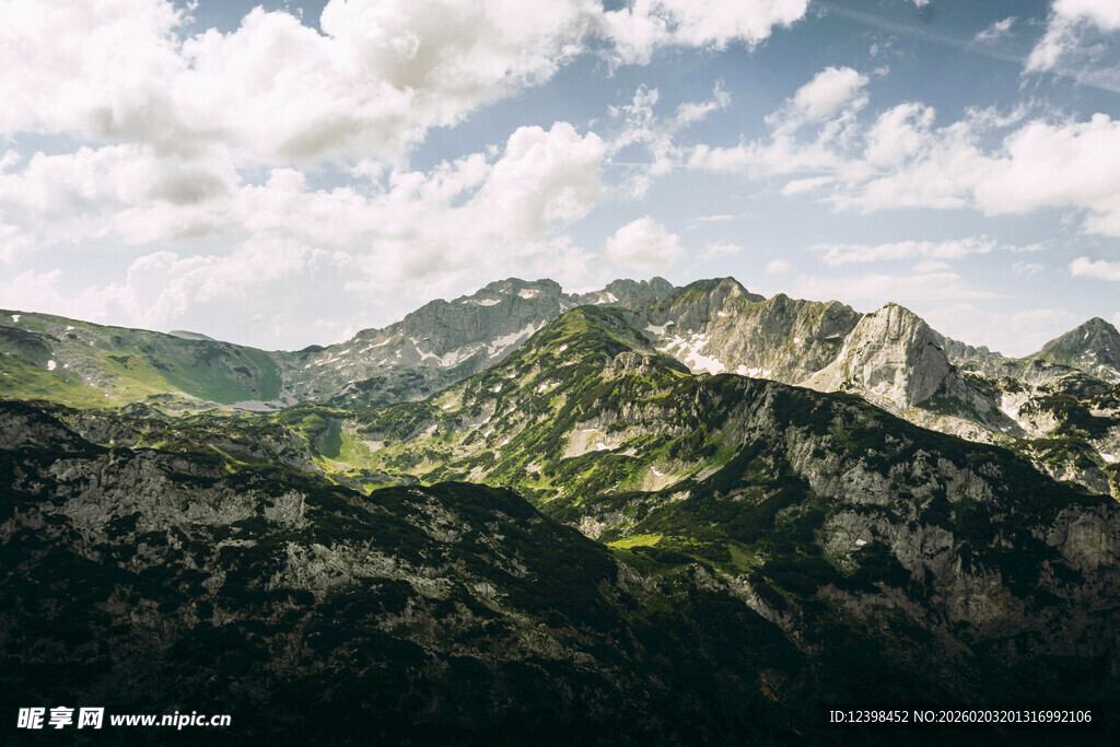 壮丽山峦与蓝天白云美景