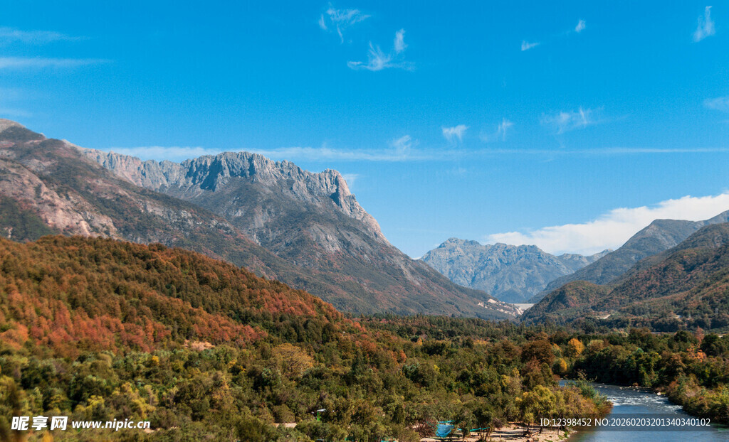 秋日山间河流壮丽风光