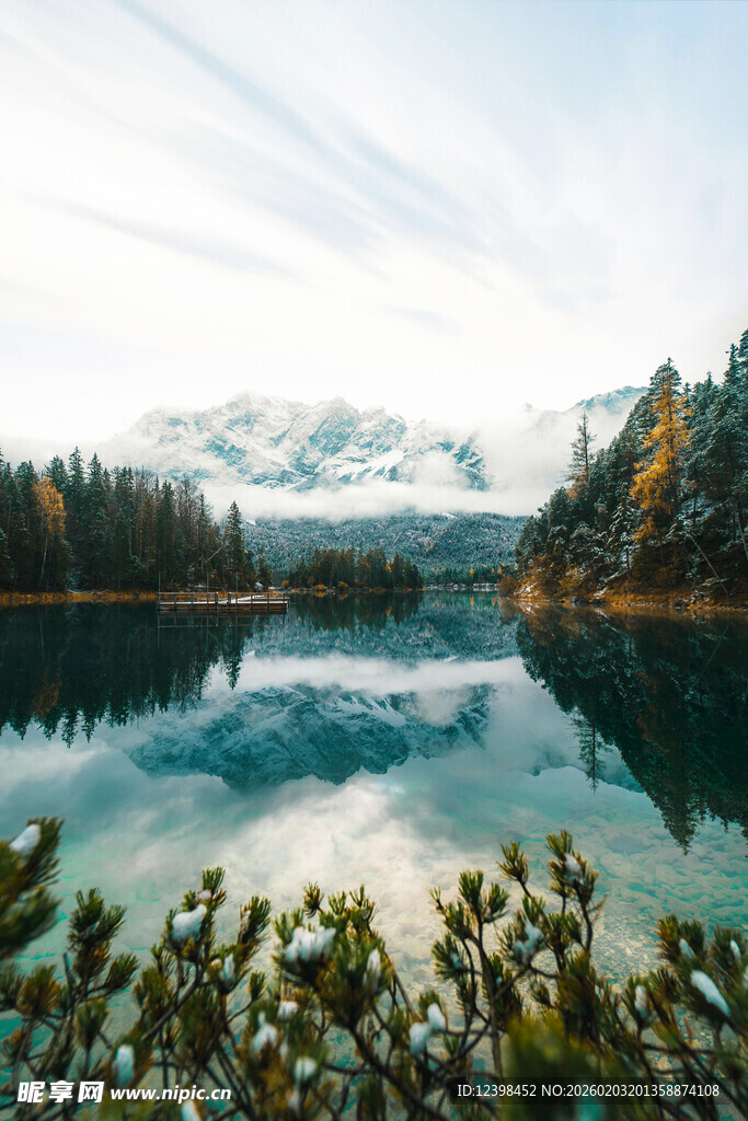 宁静湖畔山林风景