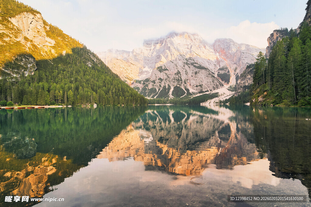 山间湖泊美景倒影如画