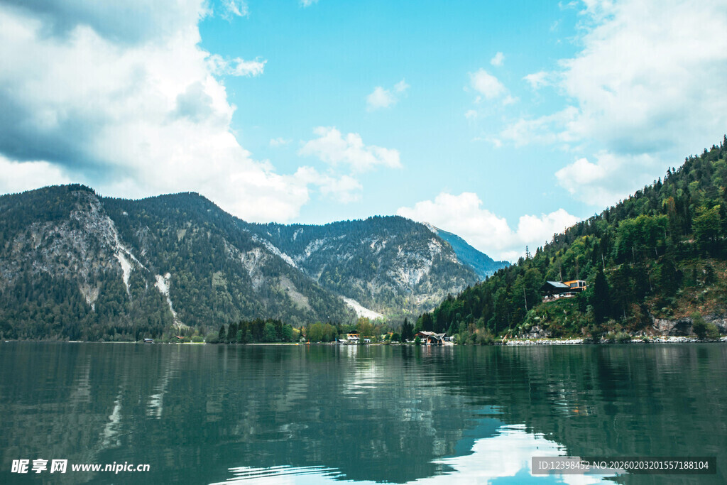 宁静山水间的美丽湖景