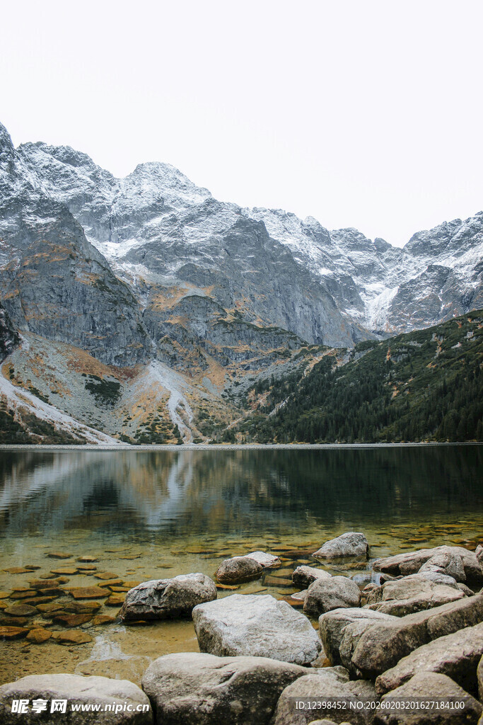 高山湖泊边的嶙峋怪石