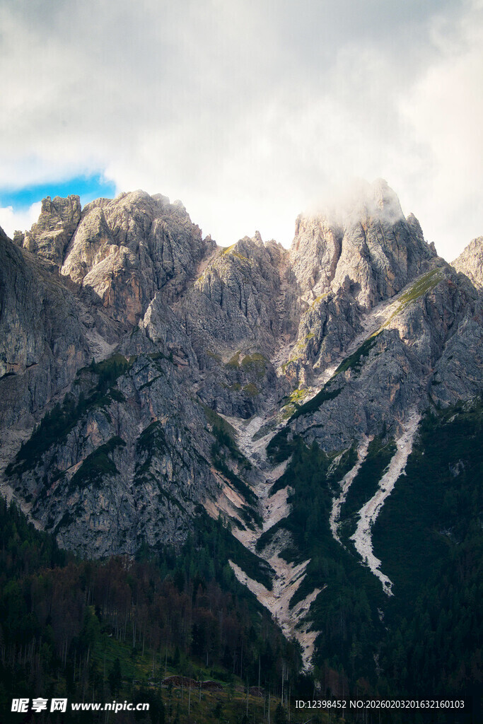壮丽巍峨的山脉景观