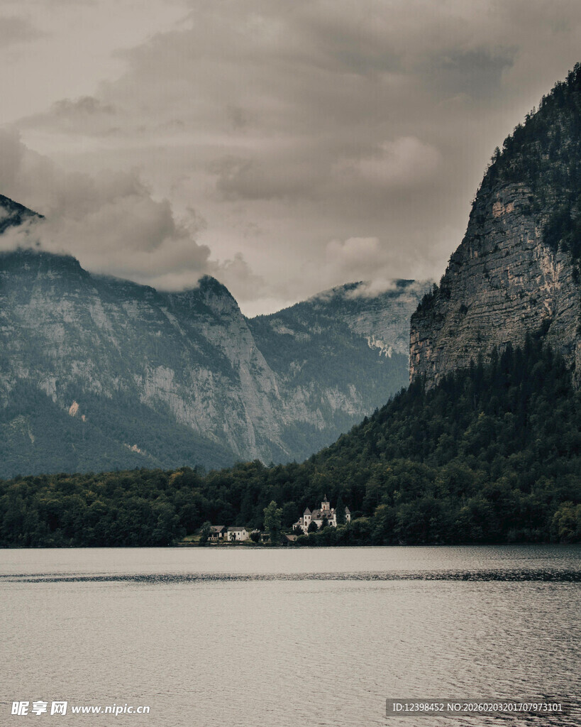 宁静山水间的静谧风光