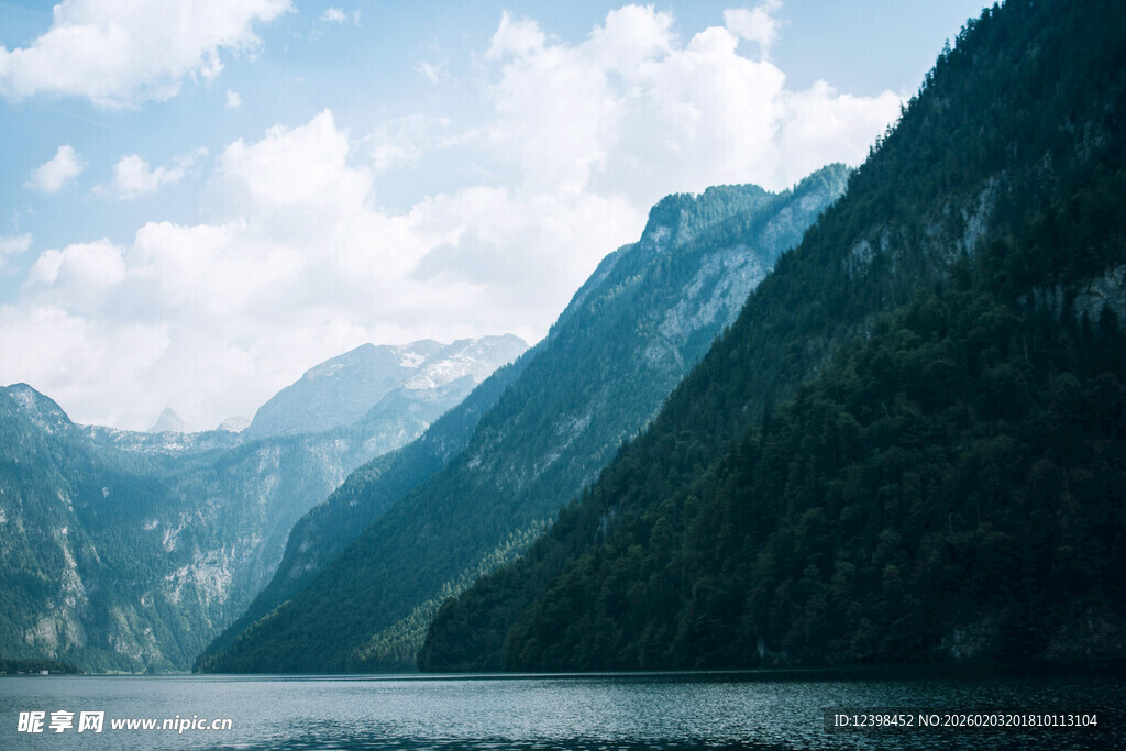 壮丽山水间的静谧湖泊