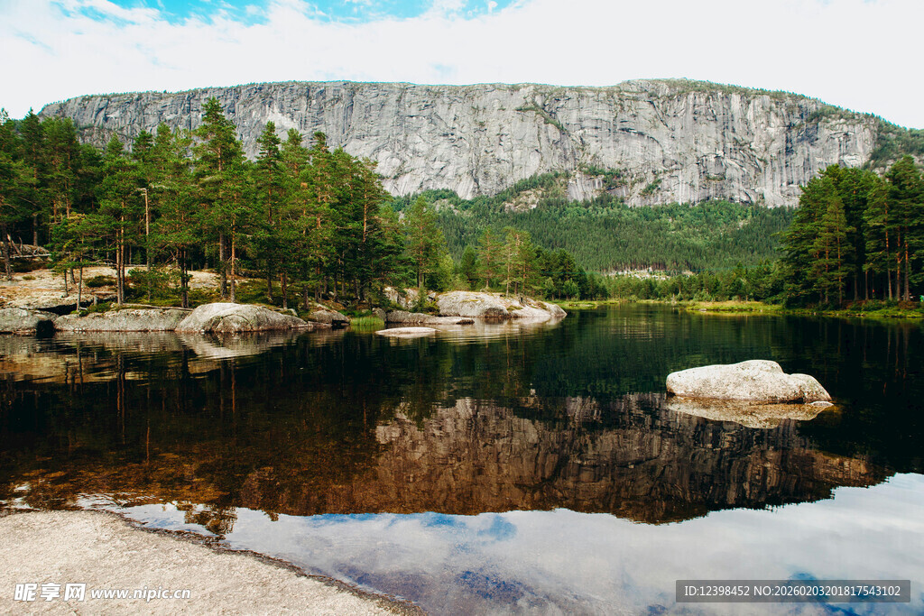 宁静山水间的倒映美景