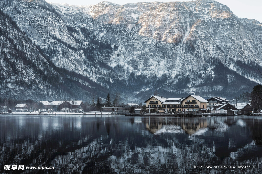 雪山湖畔静谧村落