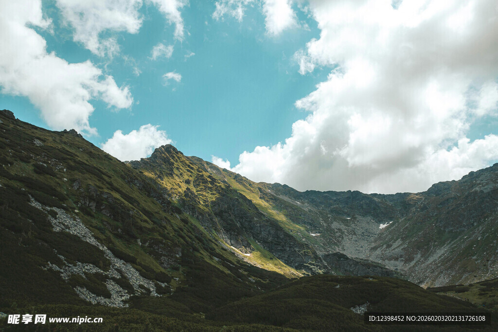 壮丽山峦与蓝天白云景观