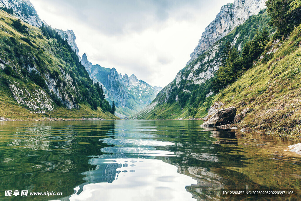 宁静山谷中的澄澈湖水