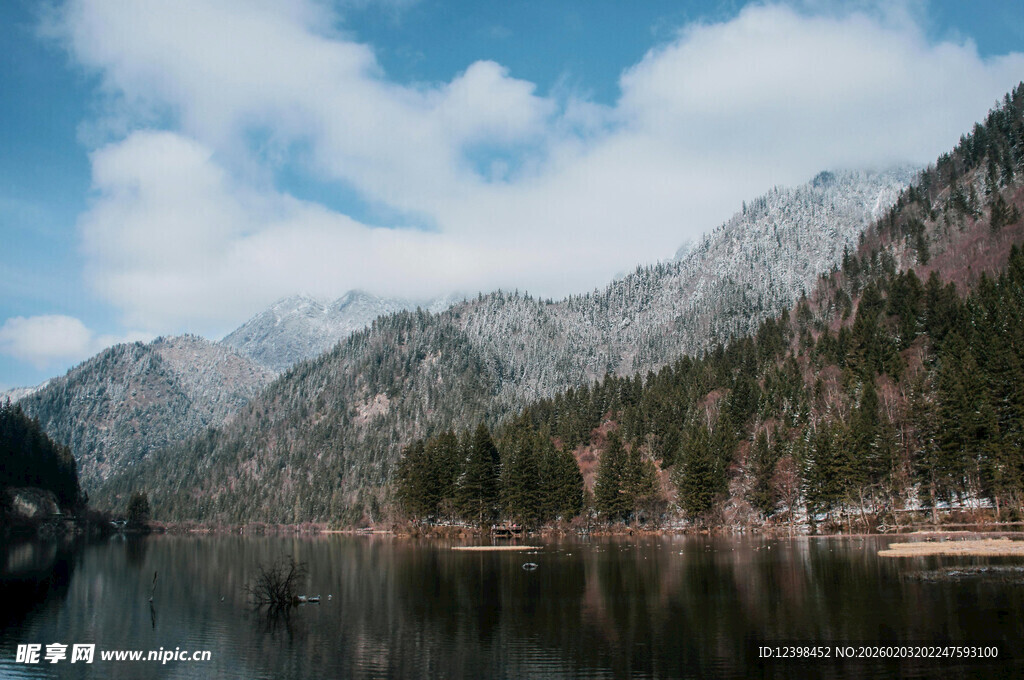 山水相依的静谧湖景