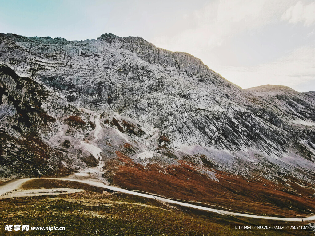 雪山下的蜿蜒公路