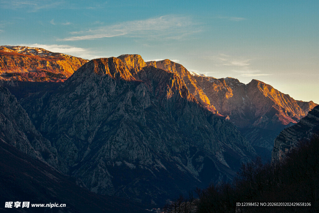 夕阳下壮丽的巍峨山脉