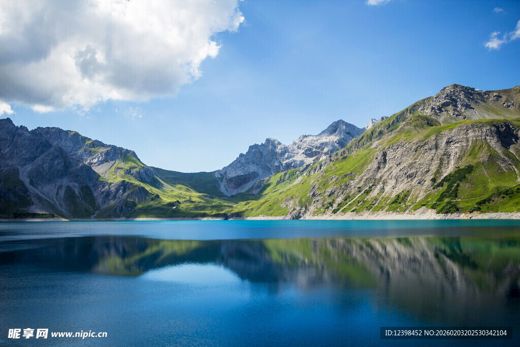 高山湖泊美景