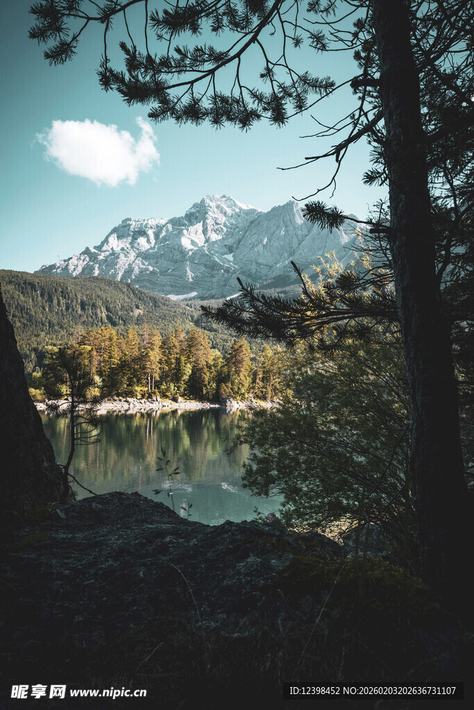 湖畔山林间的秀丽风光