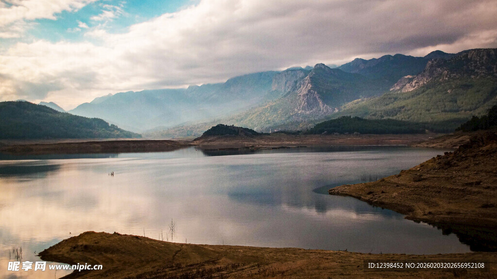 宁静山水湖景风光图