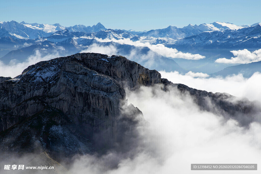 云雾缭绕的壮丽高山景观
