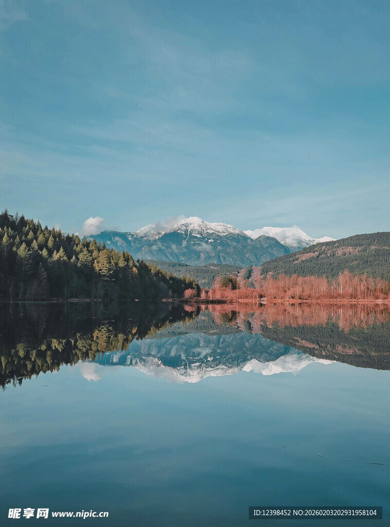宁静湖景与远山倒影