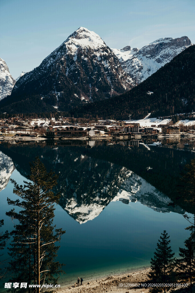雪山湖泊的绝美倒影