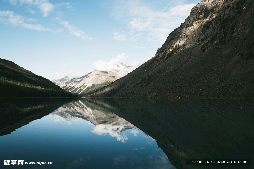 高山湖泊的绝美倒影