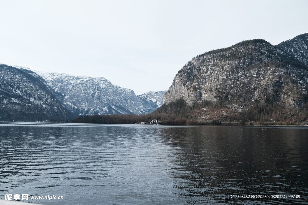 宁静山水间的自然美景