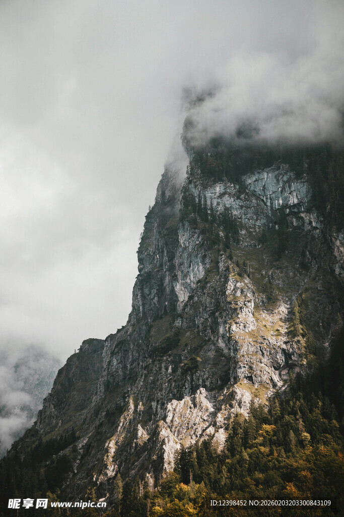 云雾缭绕的巍峨山峰