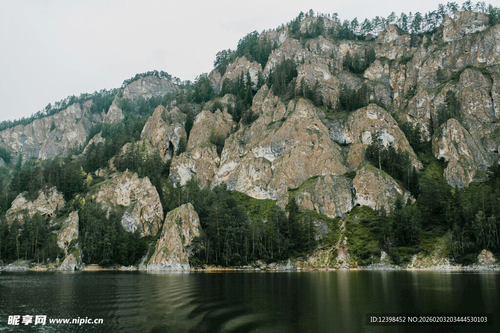 山水相依的秀丽自然景观