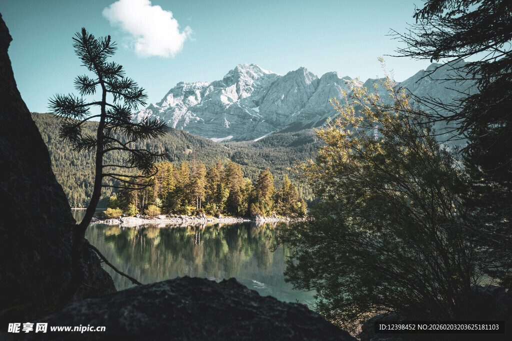 山间湖畔美景