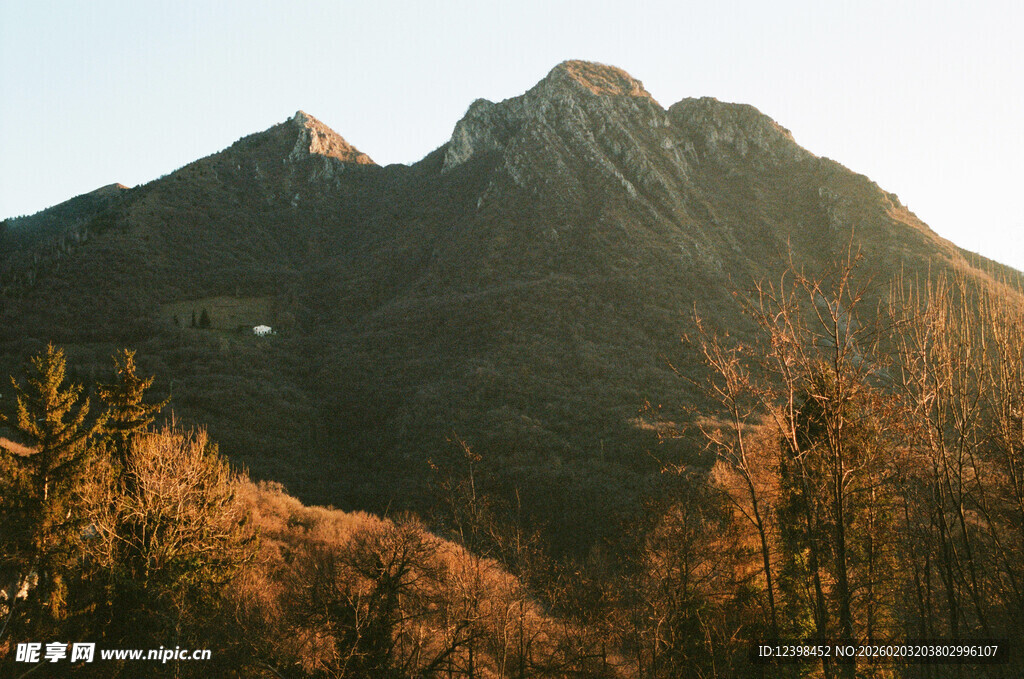 秋日山林中的巍峨山峰