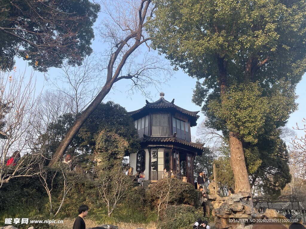 中式园林中的古朴亭子拙政园苏州
