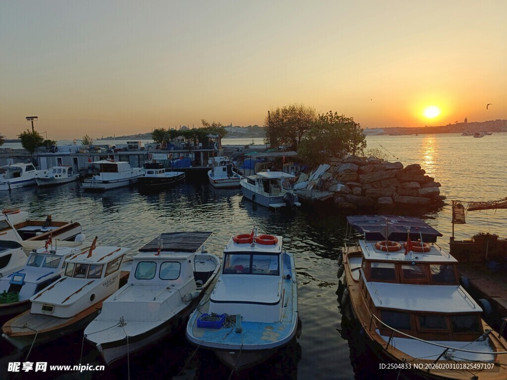 夕阳下宁静的港口停泊景象