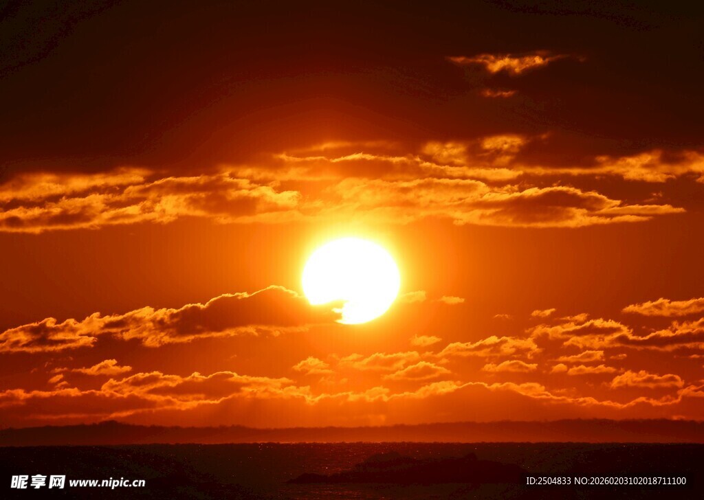 夕阳西下 天边云霞绚烂